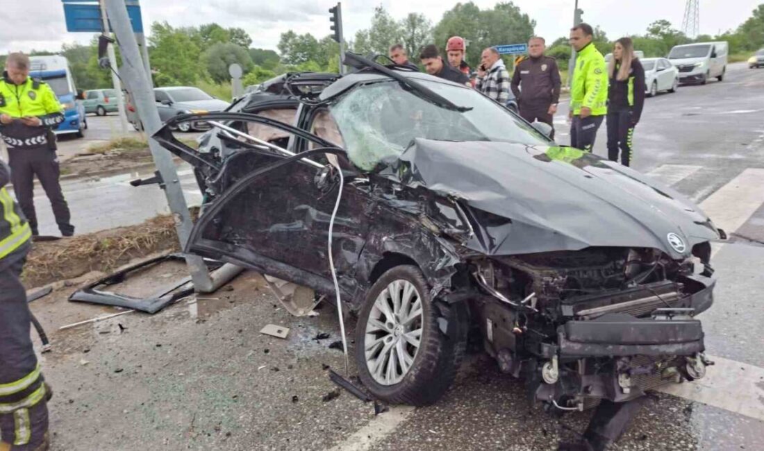 Sakarya’nın Akyazı ilçesinde tır, otomobil ve yolcu minibüsünün karıştığı kazada