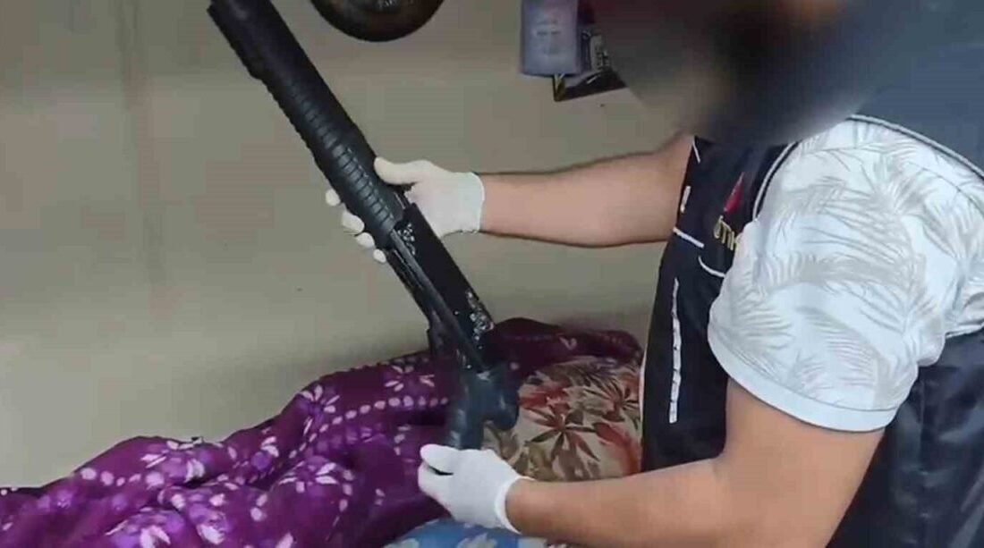 Sakarya’nın Erenler ilçesinde narkotik polisinin bir eve düzenlediği operasyonda kilolarca