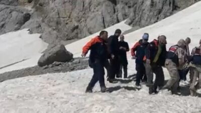 Tunceli’nin Ovacık ilçesinde bulunan Kırk Merdiven Şelalesi’nde mahsur kalan vatandaş,
