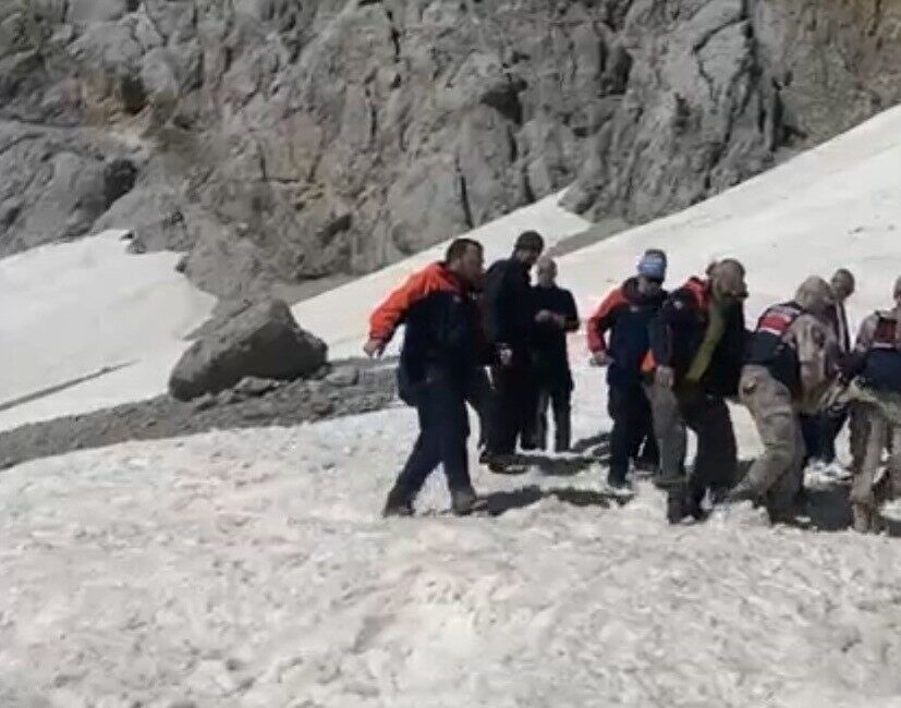Tunceli’nin Ovacık ilçesinde bulunan Kırk Merdiven Şelalesi’nde mahsur kalan vatandaş,