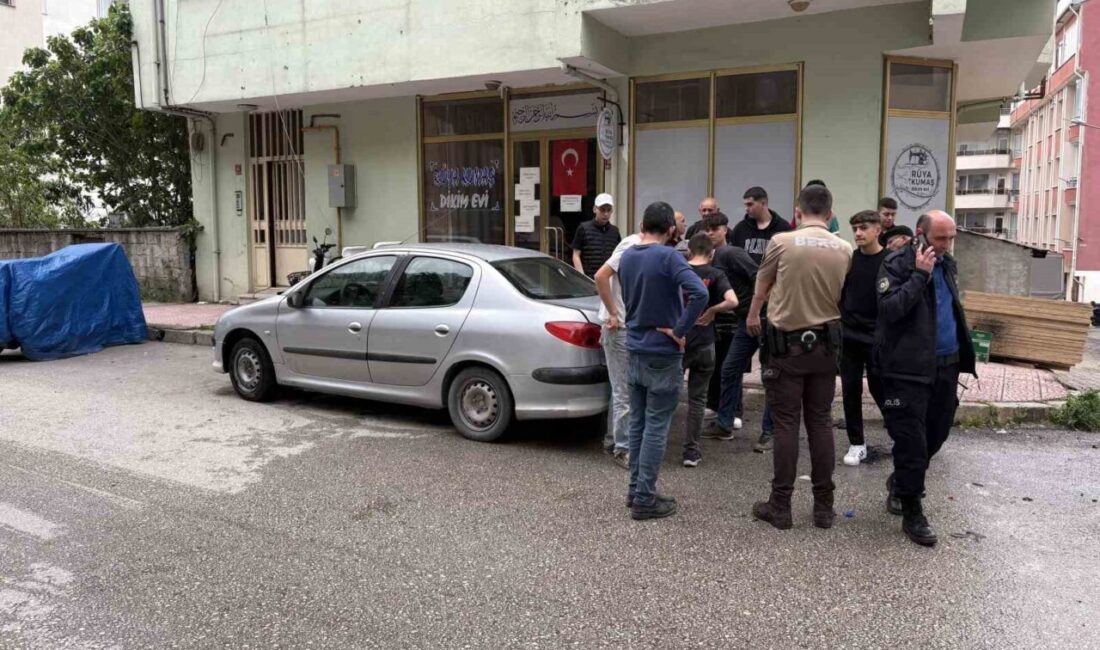Kastamonu’nun Tosya ilçesinde seyir halindeki otomobilde çıkan yangın itfaiye ekipleri