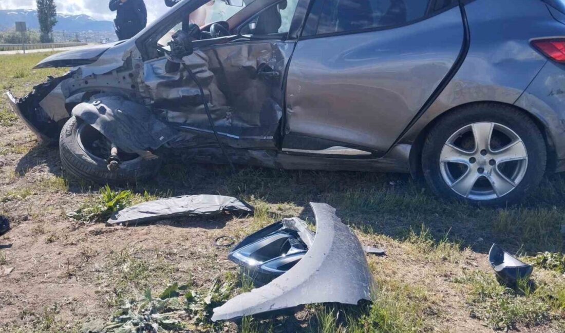Sivas’ın Suşehri ilçesinde iki otomobilin çarpışması sonucu meydana gelen trafik