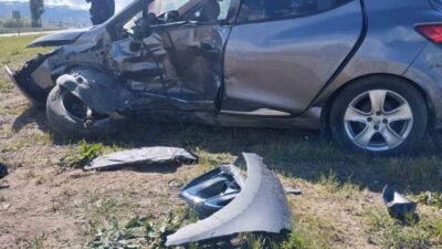 Sivas’ın Suşehri ilçesinde iki otomobilin çarpışması sonucu meydana gelen trafik