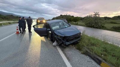 Kastamonu’nun Tosya ilçesinde seyir halindeyken tekerleği kopan otomobilin refüje çarptığı