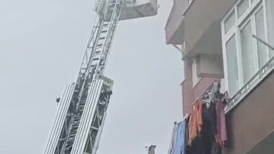 Kocaeli’nin Gebze ilçesinde 5 katlı binanın teras katında çıkan yangın,
