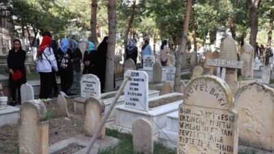 Kurban Bayramı arifesinde Erzincan’daki Terzibaba Mezarlığı ziyaretçilerle doldu. Bayram öncesinde