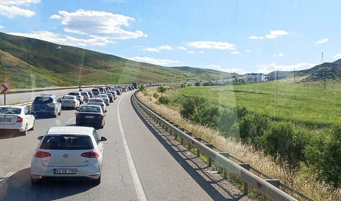 Bayram tatilini memleketleri Trabzon’da geçiren vatandaşların batı metropollerine dönüş yolculuğu