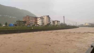 Trabzon’un Araklı ilçesinde etkili olan şiddetli yağışlar sel ve su