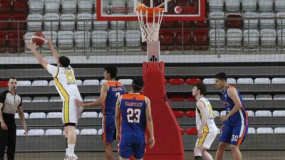 Sivas’ta Pazartesi günü başlayan U-18 Erkekler Türkiye Basketbol Şampiyonası, üçüncü