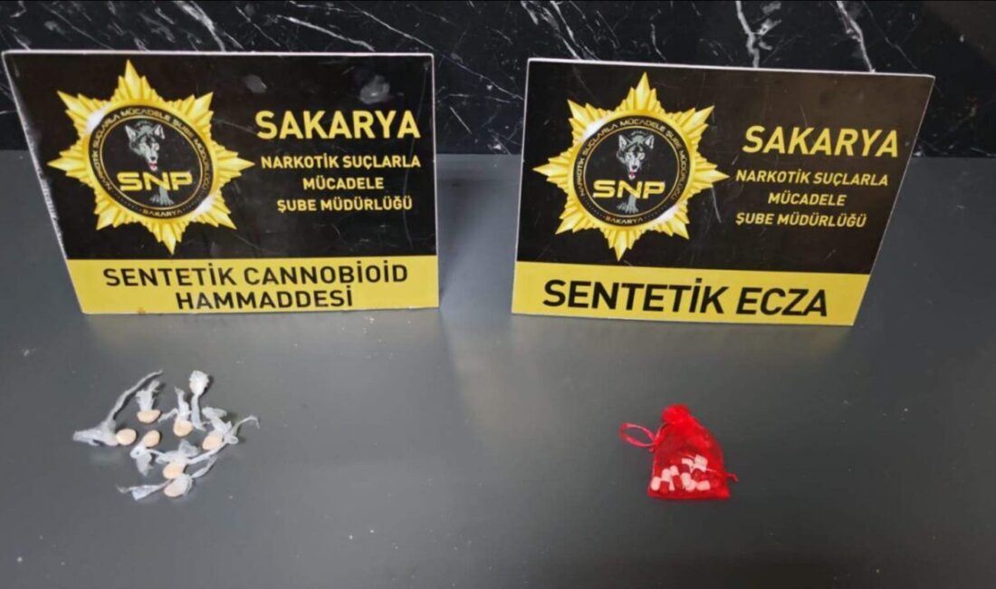 Sakarya’nın Adapazarı ilçesinde polisin düzenlediği operasyonda uyuşturucu ile yakalanan sokak