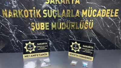 Sakarya’da polis ekiplerince Anadolu Otoyolu gişelerinde gerçekleştirilen narkotik operasyonunda, uyuşturucu