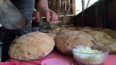 Tortum Şelalesi’nin hemen yanı başında yaşayan Ömer Faruk Özgelen, annesiyle