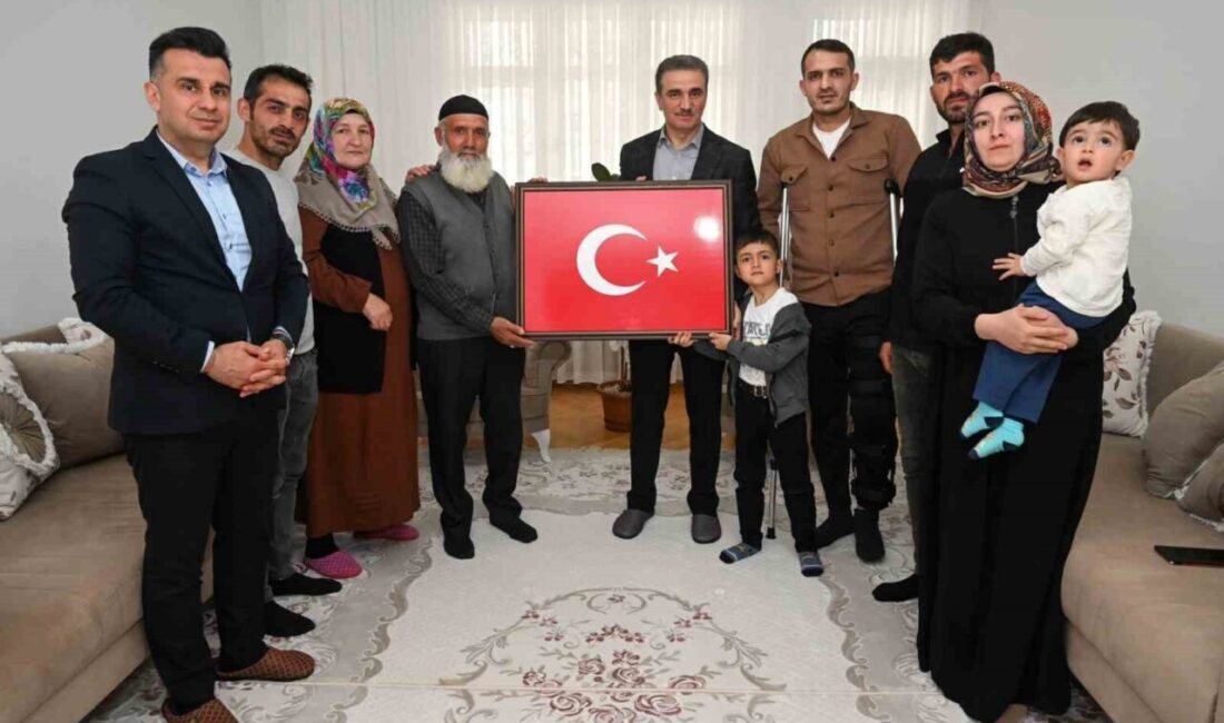 Erzurum Valisi Aydın Baruş, Şehit Polis Memuru Yakup Sürücü’nün ailesini,