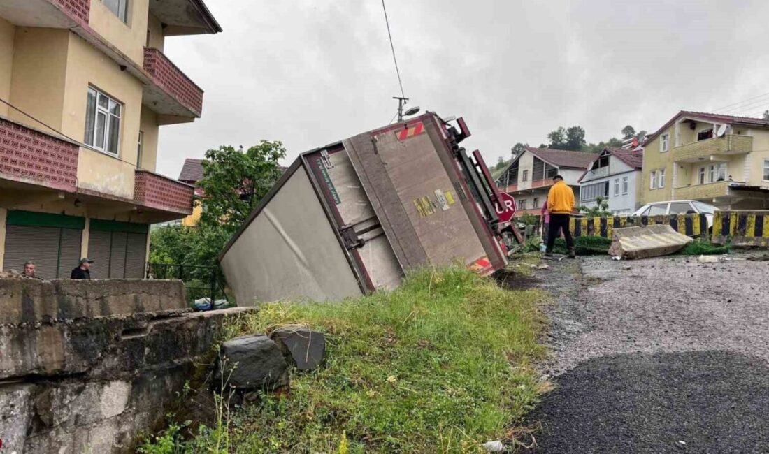 Zonguldak’ın Karadeniz Ereğli ilçesinde virajı alamayan kamyonetin yol kenarına devrildiği