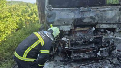 Zonguldak’ın Kozlu ilçesine bağlı Dağköy köyünde seyir halindeki bir kamyonda