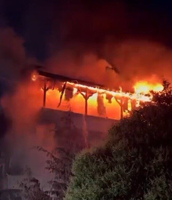 Sakarya’nın Kaynarca ilçesinde 3 katlı evin üst katında çıkan yangında