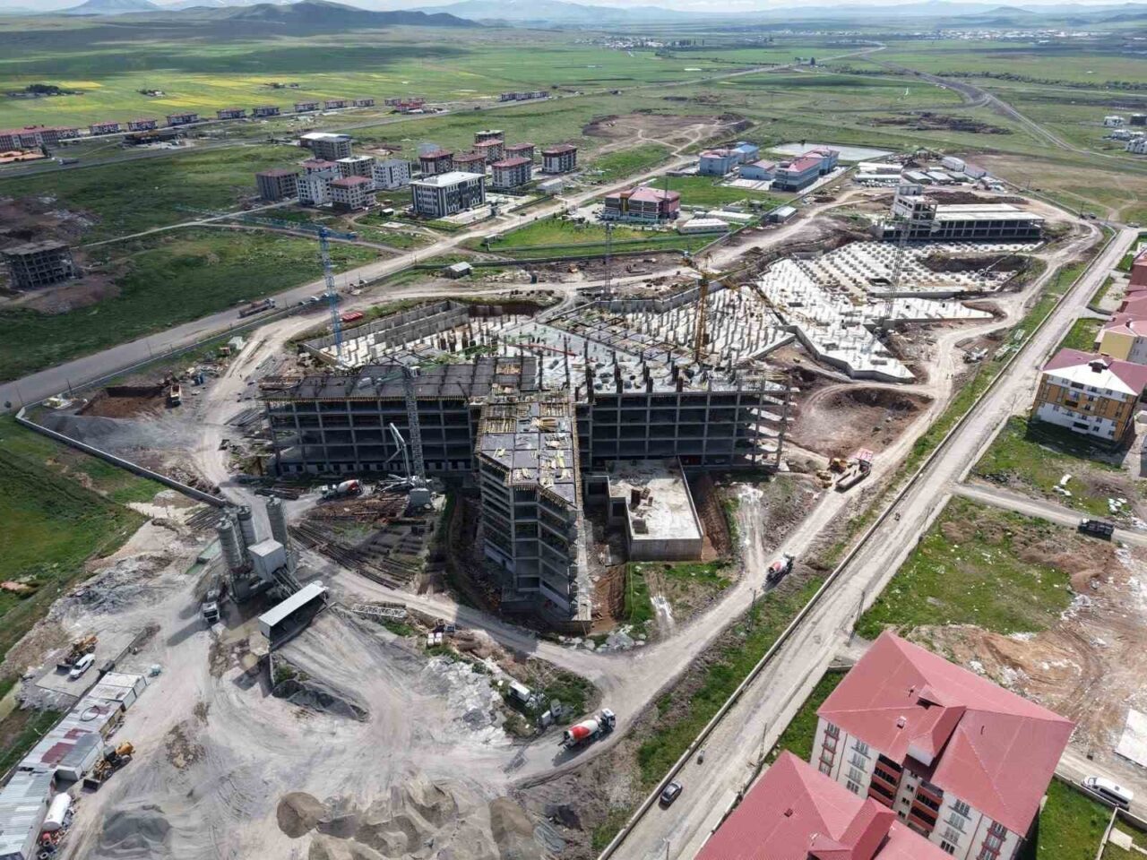 Kars’ta yapımı hızla devam eden 500 yataklı Kars Bölge Hastanesi,