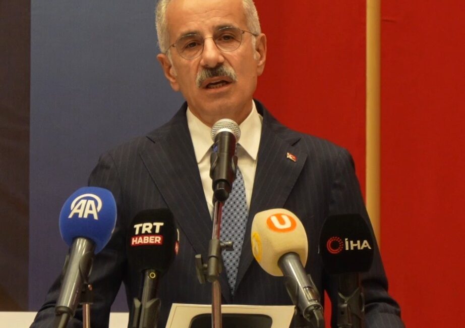 Ulaştırma ve Altyapı Bakanı Abdulkadir Uraloğlu, çeşitli programlara katılmak üzere