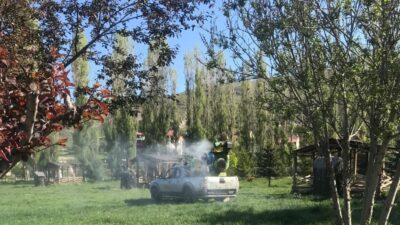 Bayburt'ta belediye ekiplerince halk sağlığının korunması amacıyla park, bahçe ve