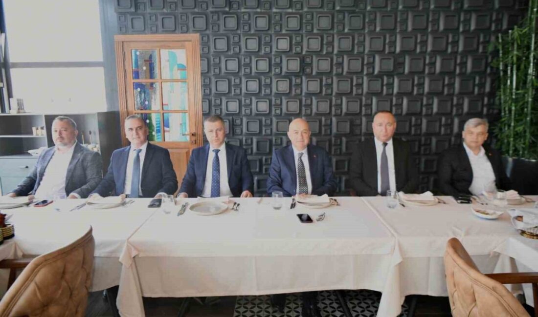 AK Parti Çanakkale Milletvekili Ayhan Gider, Gelibolu’da ilçe başkanlarıyla yaptığı