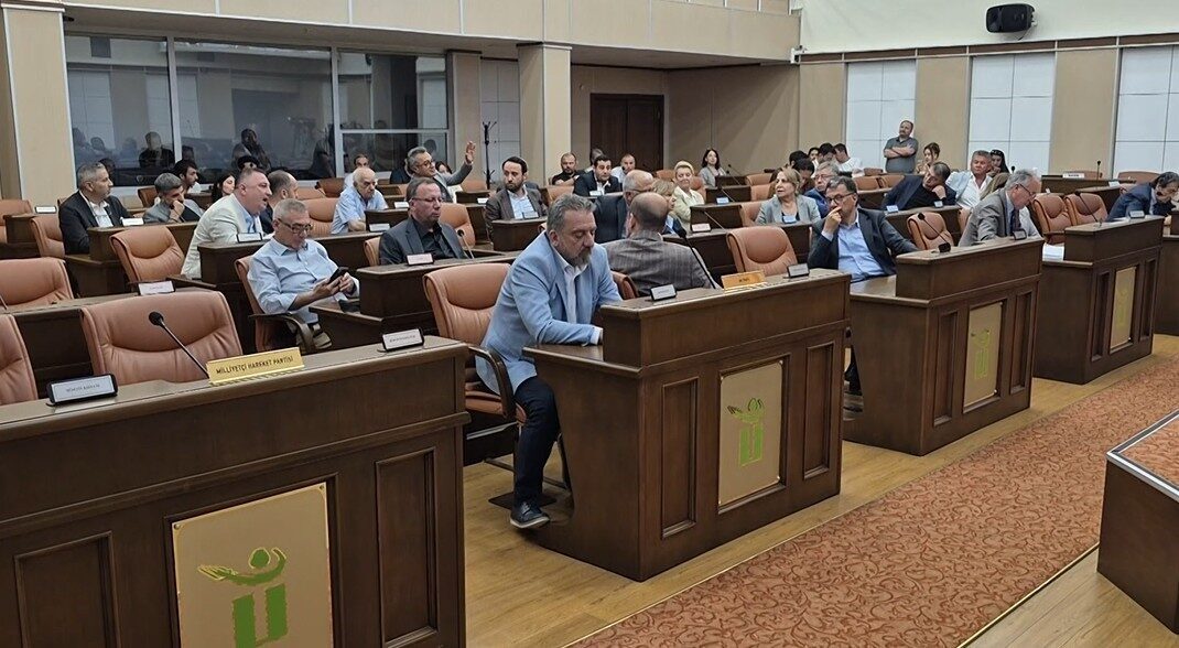 Eskişehir Tepebaşı Belediyesi Meclisi’nde yaşanan gerginlikle ilgili konuşan AK Parti