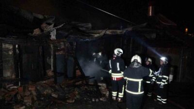 Kastamonu’da iki katlı ahşap evde çıkan yangın, itfaiye ekiplerince söndürüldü.