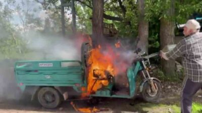 Amasya’nın Gümüşhacıköy ilçesinde park halindeki elektrikli üç tekerlekli motosiklet alev