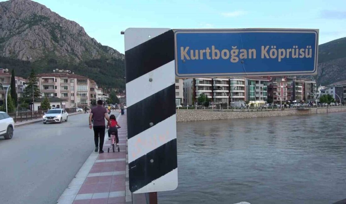 Amasya’da Yeşilırmak Nehri’nin üstündeki bir köprünün yol ile bağlandığı bölümde