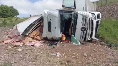 Amasya’da tavuk eti yüklü tır şarampole uçtu. Dorse kısmındaki tavuk