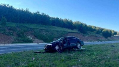 Ardahan-Göle karayolunda meydana gelen trafik kazasında kontrolden çıkarak devrilen otomobilin