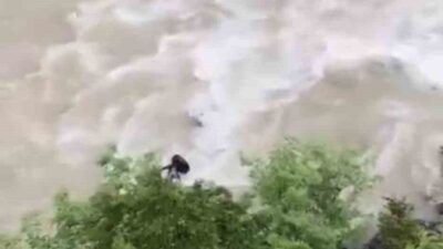 Artvin’in Şavşat ilçesinde bir otomobil Çoruh Nehri’ne uçtu. Araçta bulunan