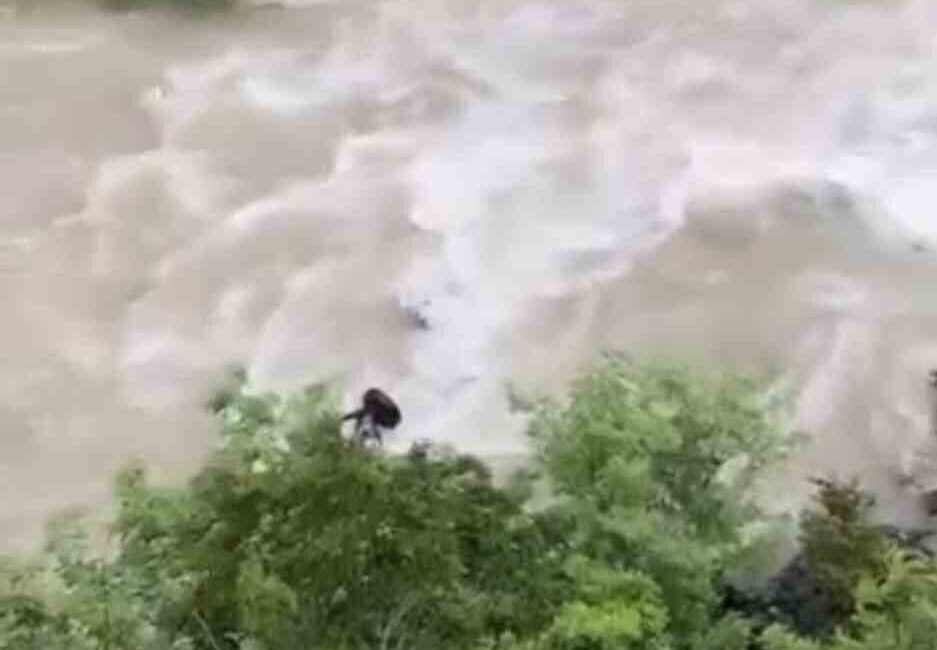 Artvin’in Şavşat ilçesinde bir otomobil Çoruh Nehri’ne uçtu. Araçta bulunan