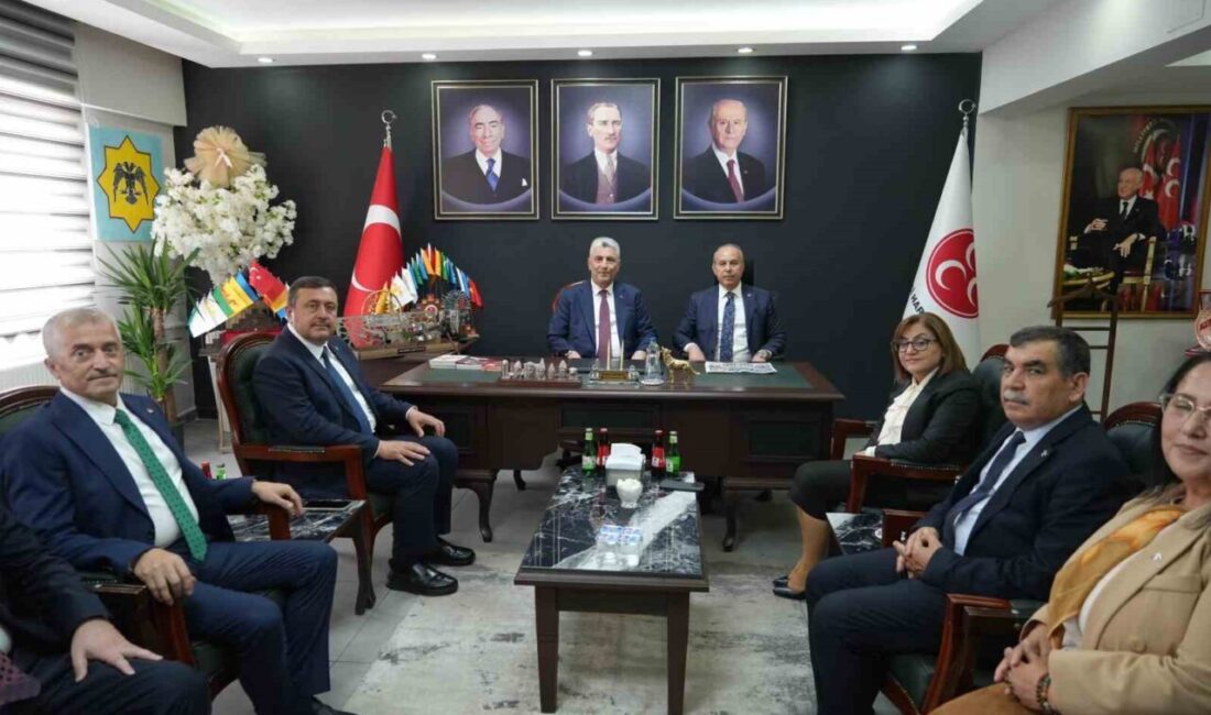 Ticaret Bakanı Ömer Bolat, beraberindekilerle Milliyetçi Hareket Partisi Gaziantep İl