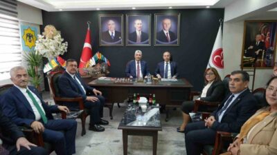 Ticaret Bakanı Ömer Bolat, beraberindekilerle Milliyetçi Hareket Partisi Gaziantep İl