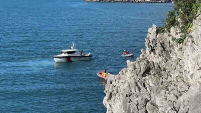 Zonguldak’ta kayalıklarda balık tuttuğu sırada dengesini kaybederek denize düşen yaşlı