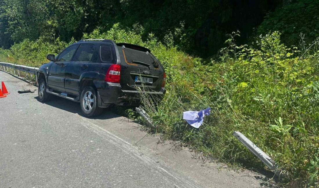 Artvin’de kontrolden çıkan otomobil bariyerlere çarptı. Bariyerlerin jipin motor bölümüne