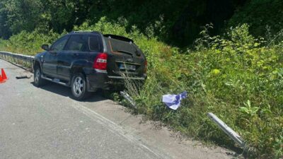 Artvin’de kontrolden çıkan otomobil bariyerlere çarptı. Bariyerlerin jipin motor bölümüne