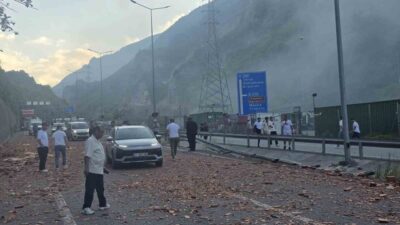 Trabzon’un Maçka ilçesinde seyir halindeki kiremitli yüklü bir tırın bariyerlere