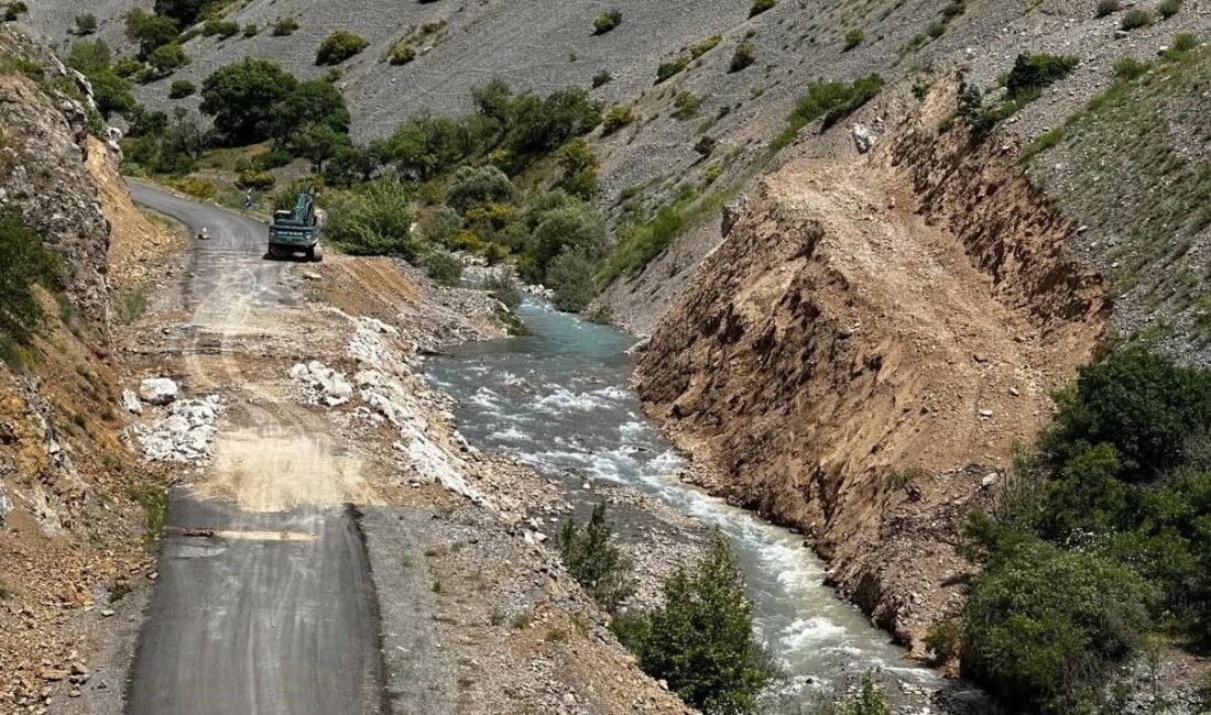 Erzincan’ın Kemaliye ilçesinde etkili olan yoğun yağışlar ve olumsuz hava