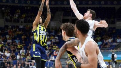 Türkiye Sigorta Basketbol Süper Ligi play-off yarı final serisi ilk
