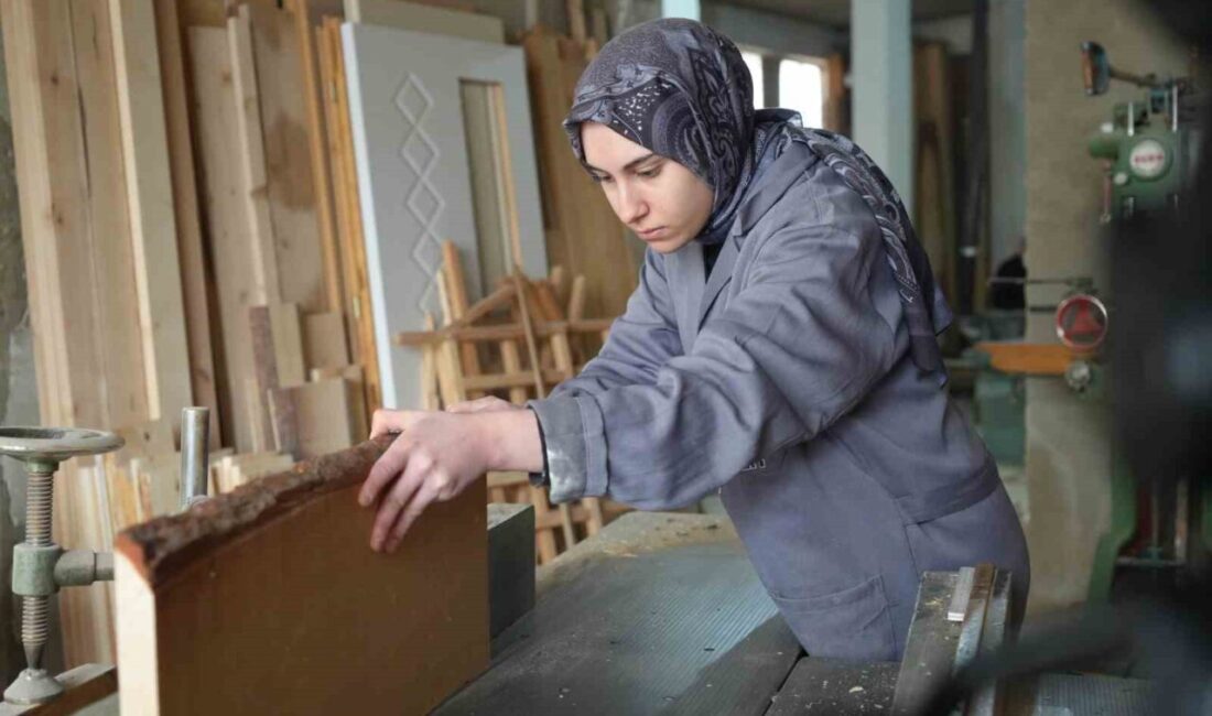 Bayburt Mesleki Eğitim Merkezi öğrencisi Beyzanur Sankur, babasının marangoz atölyesinde