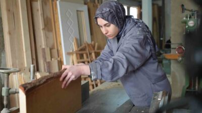 Bayburt Mesleki Eğitim Merkezi öğrencisi Beyzanur Sankur, babasının marangoz atölyesinde