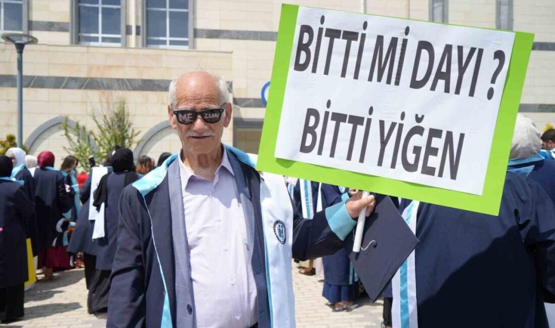 71 yaşında oğlu Mürsel Yusuf Gider ile birlikte üniversite sıralarına