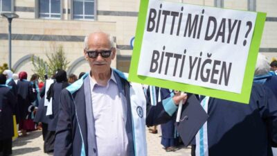 71 yaşında oğlu Mürsel Yusuf Gider ile birlikte üniversite sıralarına