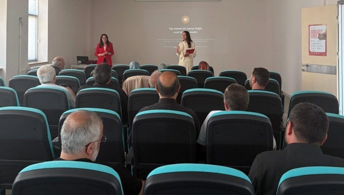 Sağlıklı Hayat Saatleri kapsamında düzenlenen programda, yaş alma sürecinde beyin