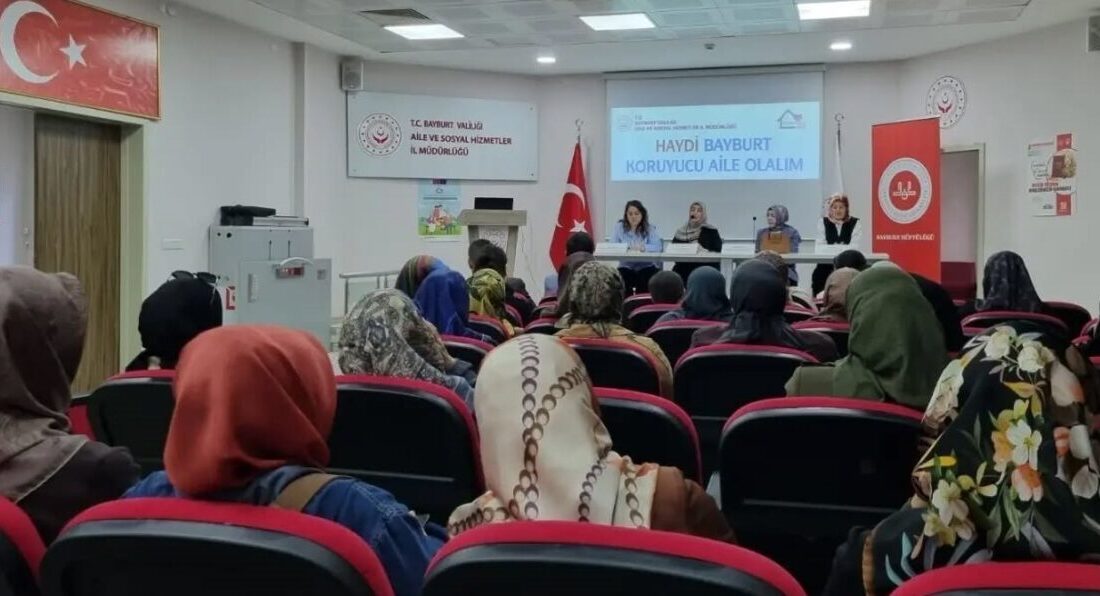 Bayburt’ta Koruyucu Aile Günü etkinlikleri kapsamında düzenlenen panelde, koruyucu aileliğin