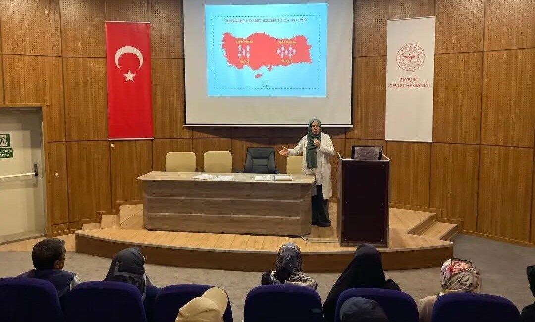 Bayburt Devlet Hastanesinde diyabetli hasta ve hasta yakınlarına yönelik düzenlenen