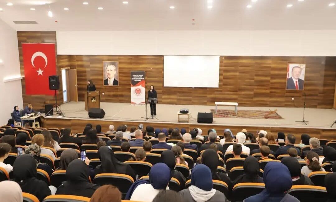 Bayburt’ta İstanbul’un fethinin 573’üncü yıl dönümü dolayısıyla düzenlenen programda, öğrenciler