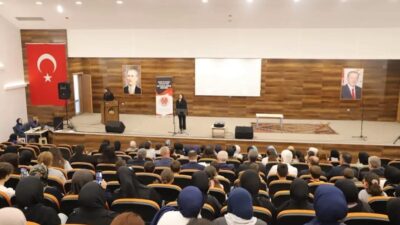 Bayburt’ta İstanbul’un fethinin 573’üncü yıl dönümü dolayısıyla düzenlenen programda, öğrenciler