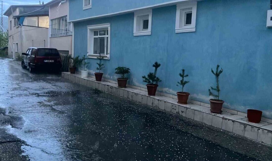 Bayburt’ta akşam saatlerinde etkili olan gök gürültülü sağanak, dolu yağışına